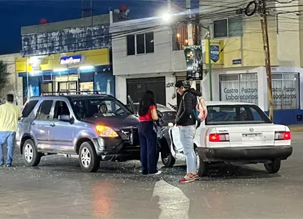 Autom&oacute;vil en sentido contrario protagoniza choque en Himno Nacional