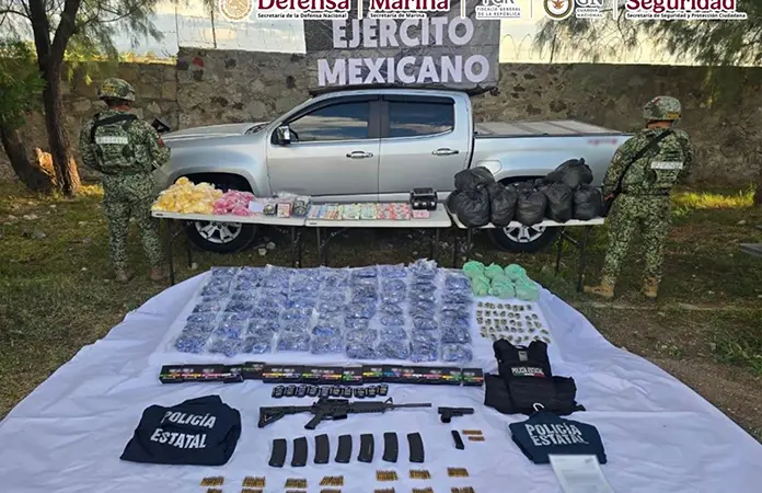 Decomisan armas, droga y dinero durante cateos