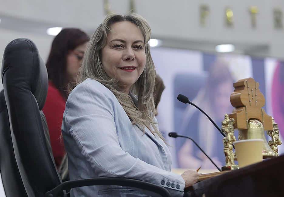Sara Rocha presenta s&iacute;mil de iniciativa federal contra el feminicidio