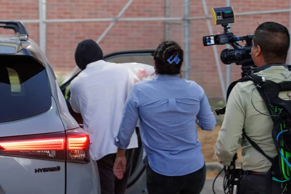 Agente de ICE acusado de tiroteo en Minneapolis queda libre