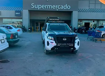 Detienen policías a sujeto por robo Detienen policías a sujeto por robo