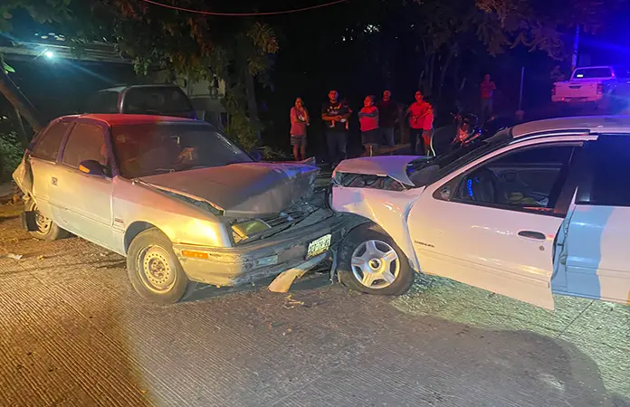 Ebrio conductor acaba en hospital, tras chocar 2 veces