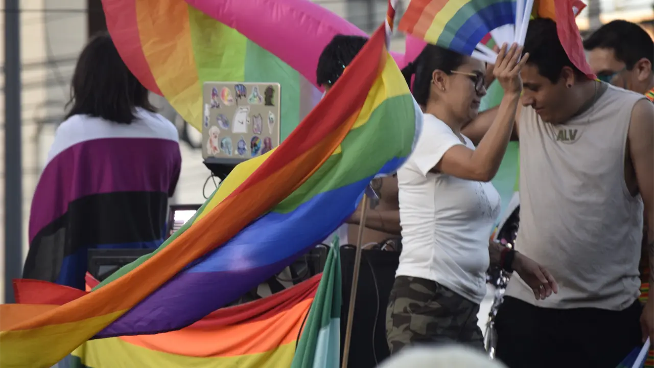 Incumplen con costo de trámite de identidad de género: colectiva