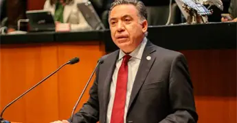 Enrique Inzunza deja bancada Morena en el Senado