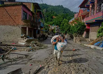 Riada en Nepal suma 390 muertos y 1,400 desaparecidos (fotos) Riada en Nepal suma 390 muertos y 1,400 desaparecidos (fotos)