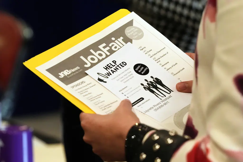 Las solicitudes de ayuda por desempleo en EEUU bajan a 203,000
