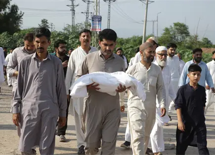 Vigilia en Pakistán por incendio que mató a 14 recién nacidos Vigilia en Pakistán por incendio que mató a 14 recién nacidos