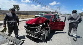 Aparatoso choque con volcadura en Circuito Potosí