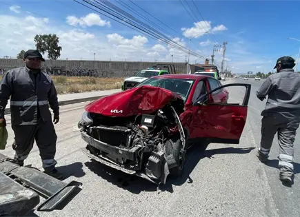 Aparatoso choque con volcadura en Circuito Potosí Aparatoso choque con volcadura en Circuito Potosí