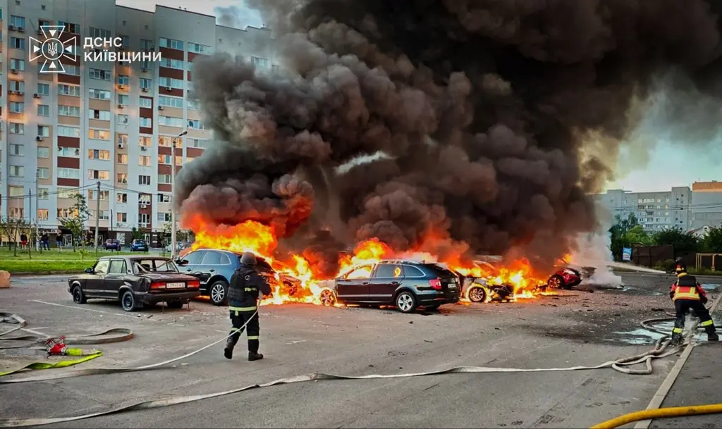 Ataques con drones rusos dañan viviendas y almacenes en Kiev