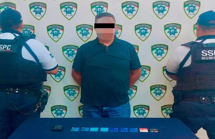 Detienen a clonador de tarjetas en banco de Carranza