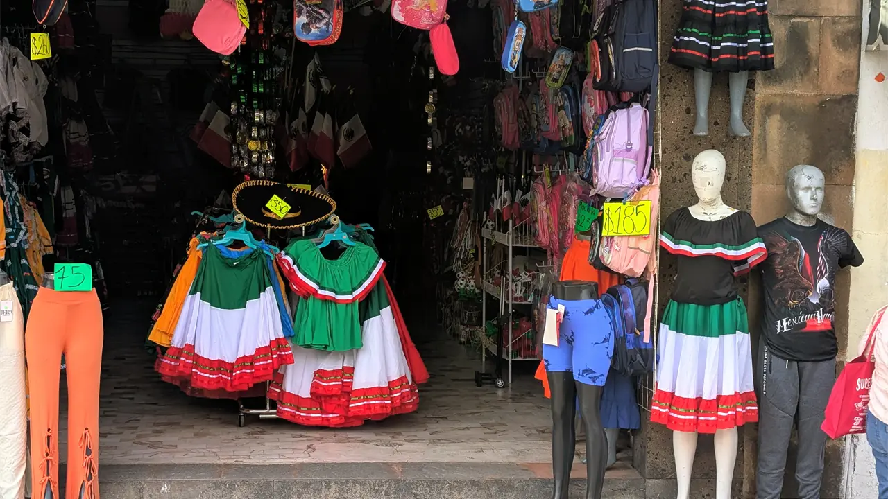 Foto del día | El Centro comienza a vestirse de colores patrios