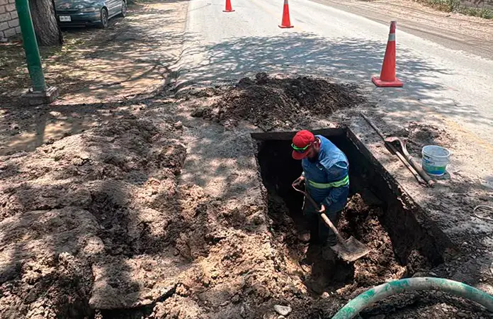Fuga de agua genera enorme socavón