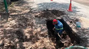 Fuga de agua genera enorme socavón
