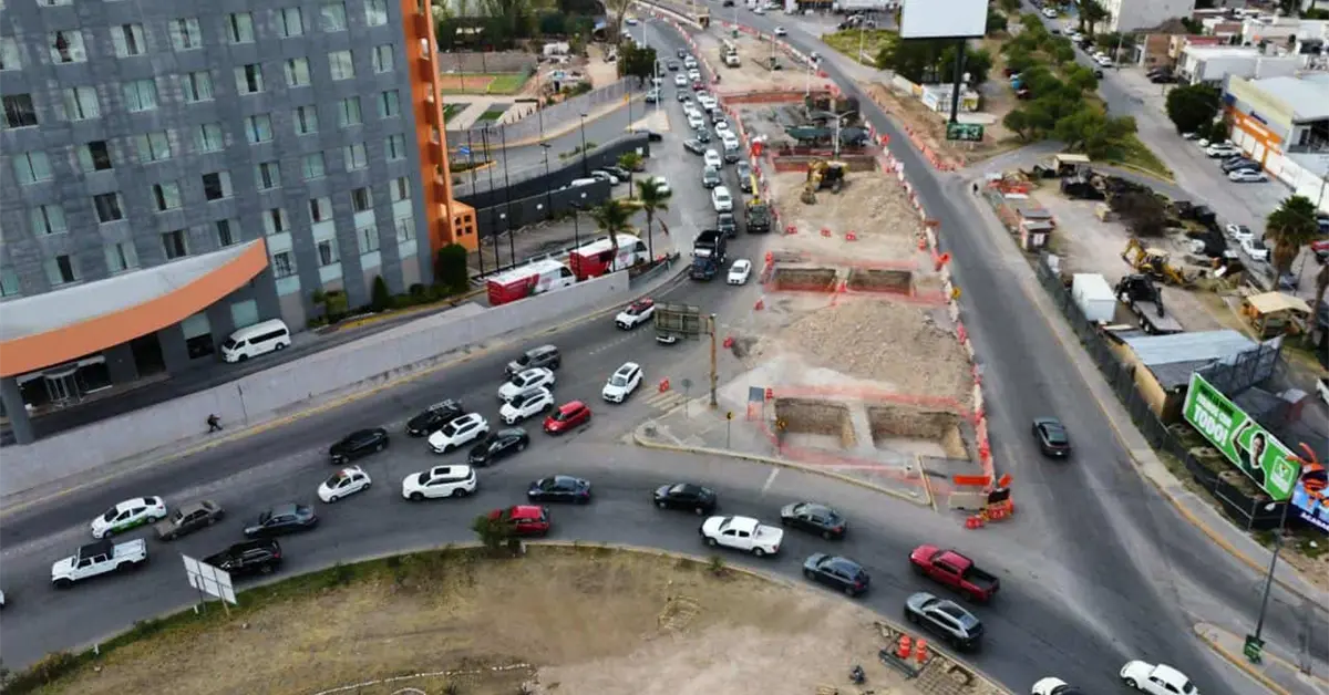 Obra colapsa la Glorieta de la Familia; acusan ausencia de Tránsito Obra colapsa la Glorieta de la Familia; acusan ausencia de Tránsito