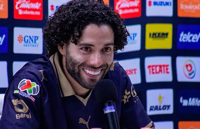 Presentan al "Chino" Huerta con los Pumas