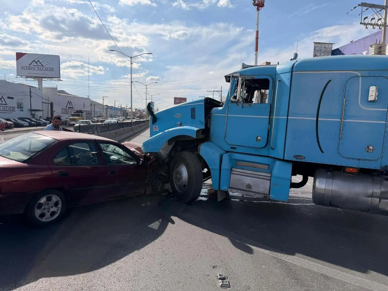 El tráiler realizaba maniobras para ingresar a una bodega