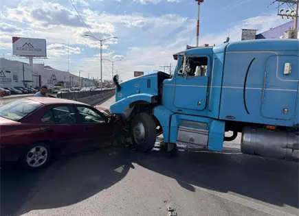 Tráiler y automóvil chocan en Circuito Potosí; una persona resulta lesionada Tráiler y automóvil chocan en Circuito Potosí; una persona resulta lesionada