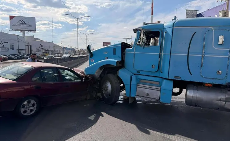 Tráiler y automóvil chocan en Circuito Potosí; una persona resulta lesionada Tráiler y automóvil chocan en Circuito Potosí; una persona resulta lesionada