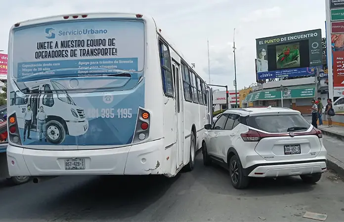 Chocan autobús y camioneta