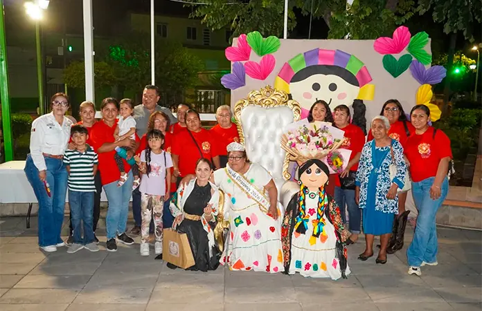 Coronan a reina de Red de Corazones
