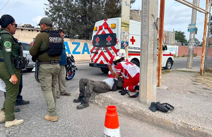 Quiso filtrar y se estampó contra una camioneta