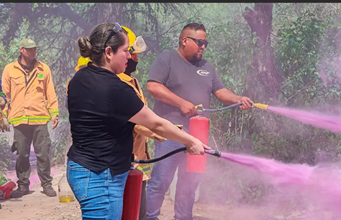Capacitan a profes y personal de Cbtis en uso de extintores