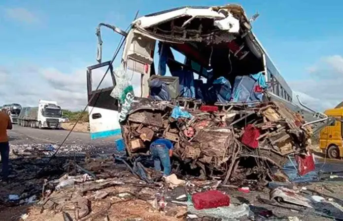 Choque de un minibús deja 27 muertos