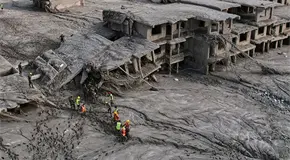 Familias buscan a cientos tras la riada en Nepal