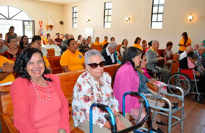Ofician misa en honor de adultos mayores