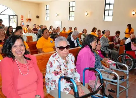 Ofician misa en honor de adultos mayores
