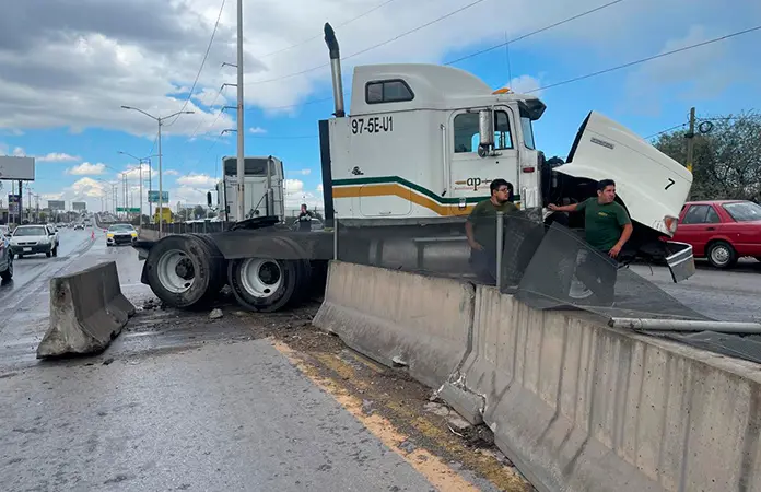 Tráiler derriba muro de contención en Periférico