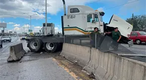 Tráiler derriba muro de contención en Periférico