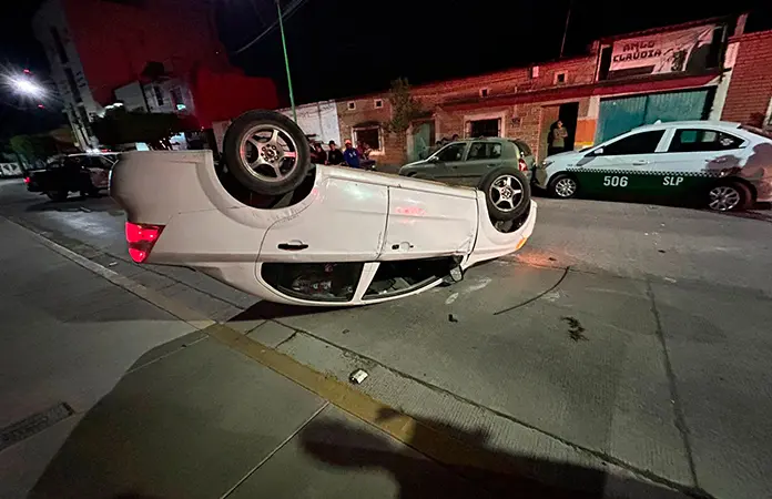 Vuelca auto al chocar con otro estacionado