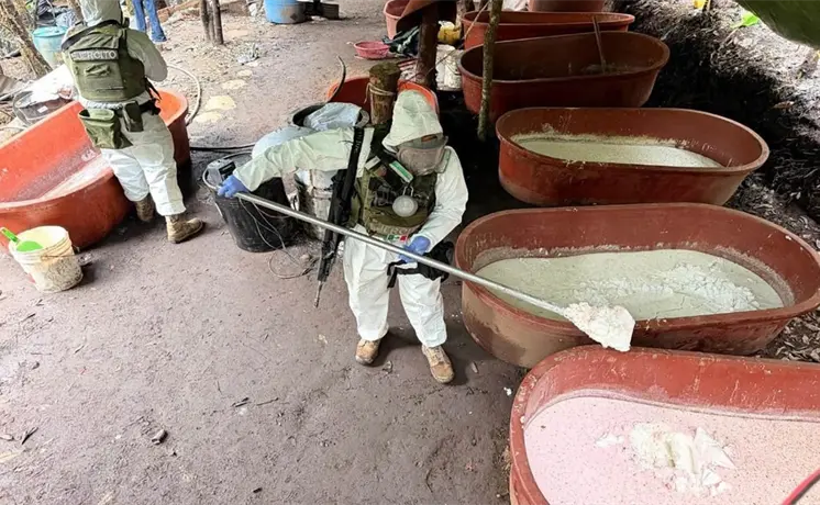 Aseguran metanfetamina y químicos en laboratorio de Zitácuaro Aseguran metanfetamina y químicos en laboratorio de Zitácuaro