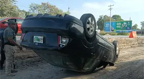 Conductor salva la vida tras volcadura en carretera Valles-Tampico