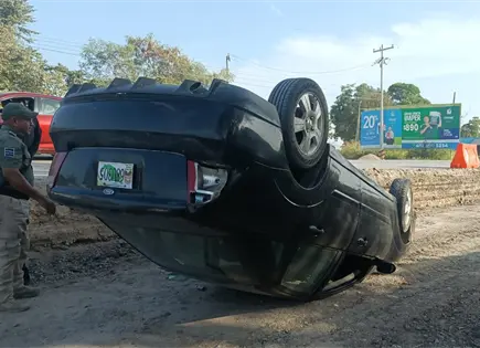 Conductor salva la vida tras volcadura en carretera Valles-Tampico