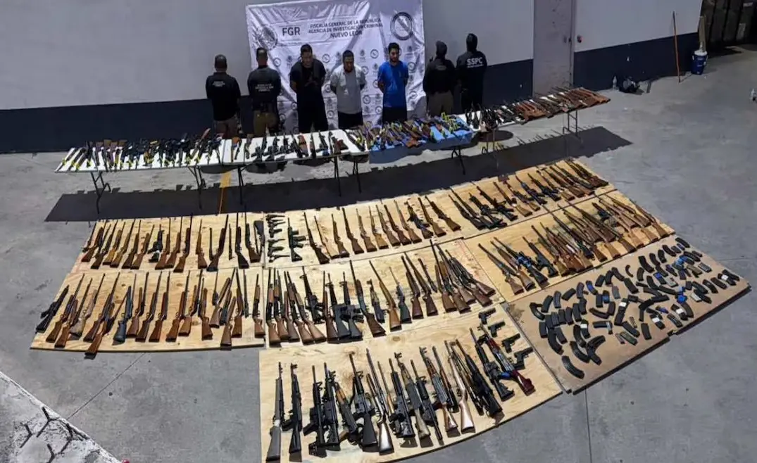 Detienen en Nuevo León a tres con arsenal procedente de Texas