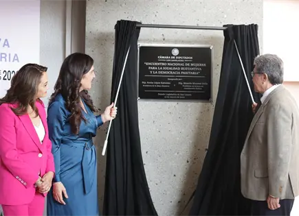 Develan placa por encuentro nacional de mujeres en San L&aacute;zaro