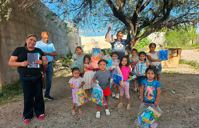 Entrega NA kit de útiles escolares