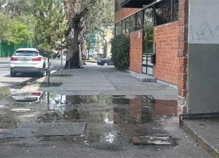 Desatienden fuga de agua residual en Fuentes del Bosque Desatienden fuga de agua residual en Fuentes del Bosque
