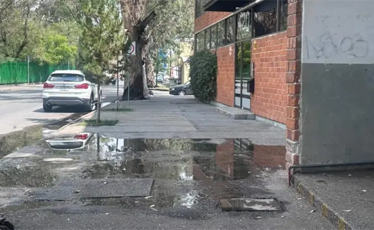 Desatienden fuga de agua residual en Fuentes del Bosque Desatienden fuga de agua residual en Fuentes del Bosque