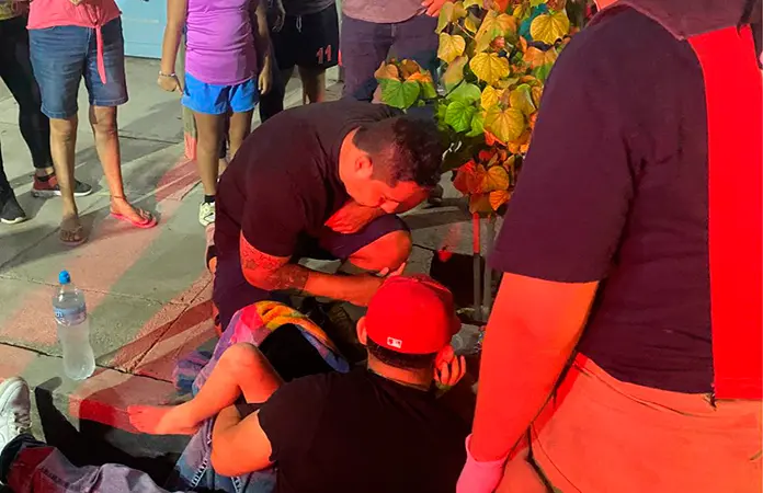 Impacta motociclista contra un automóvil