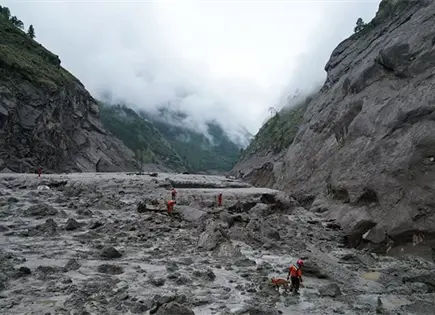 Nepaleses lidian con los estragos