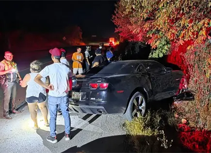 Tr&aacute;iler impacta un Camaro en acceso a la Zona Industrial