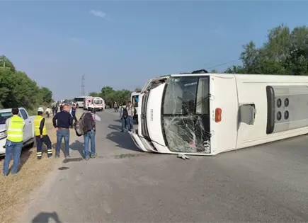 Tres muertos y 29 heridos tras choque de dos camiones y auto en NL