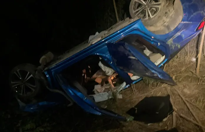 Vuelca auto, chofer manejaba ebrio