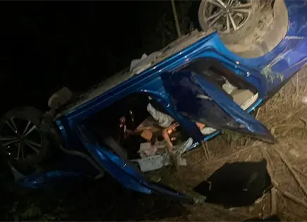 Vuelca auto, chofer manejaba ebrio Vuelca auto, chofer manejaba ebrio