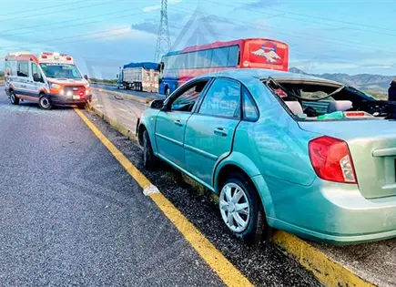 Abandonan auto luego de accidentarse en carretera Abandonan auto luego de accidentarse en carretera