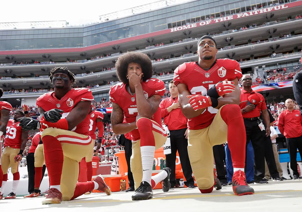 Colin Kaepernick prefiere fútbol universitario tras años de exilio en NFL